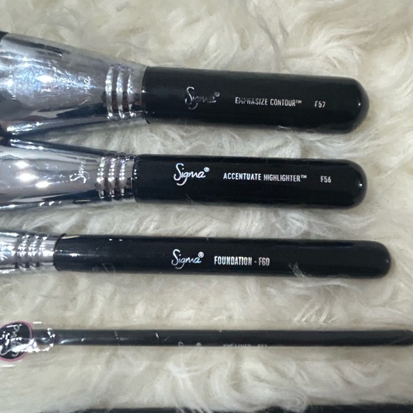 Sigma Beauty Brushes and Two Cases - Picture 8 of 16
